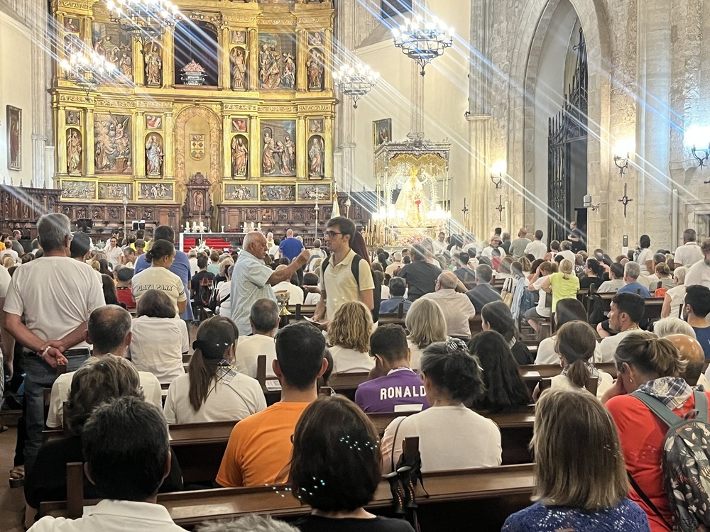 Más de 1.700 peregrinos llenan la catedral Del Prado