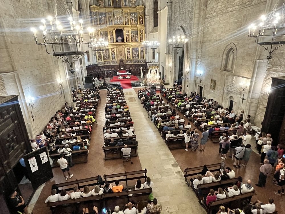 Más de 1.700 peregrinos llenan la catedral Del Prado