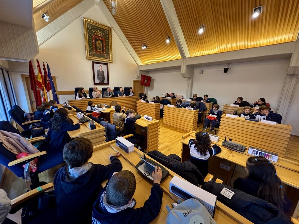 Un centenar de niños y niñas 'toman' el Ayuntamiento