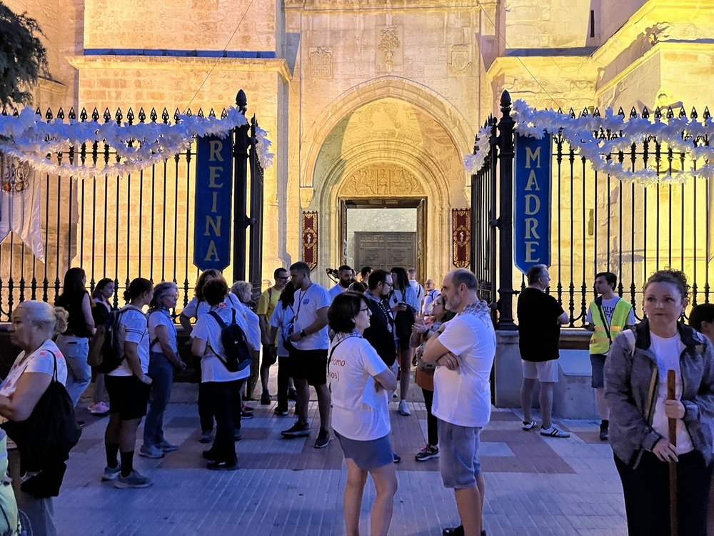 Más de 1.700 peregrinos llenan la catedral del Prado