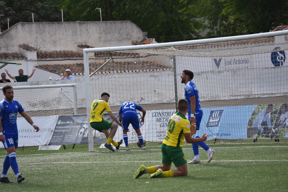 Pumareta (9) quiere sacar el balón de la portería ante Giuliano (22) tras marcar gol.