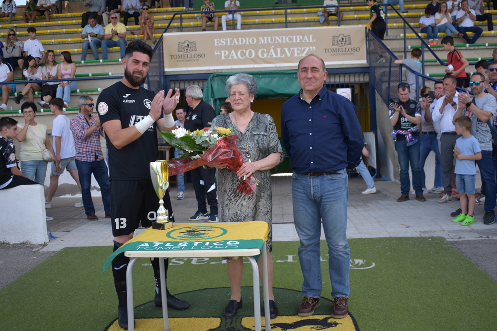 Monreal (i) recibe el Trofeo Paco Gálvez como jugador más regular.