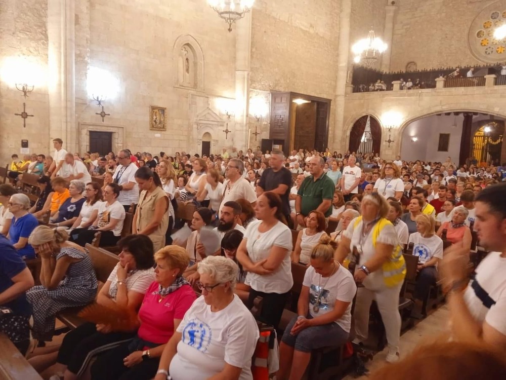 Más de 1.700 peregrinos llenan la catedral del Prado