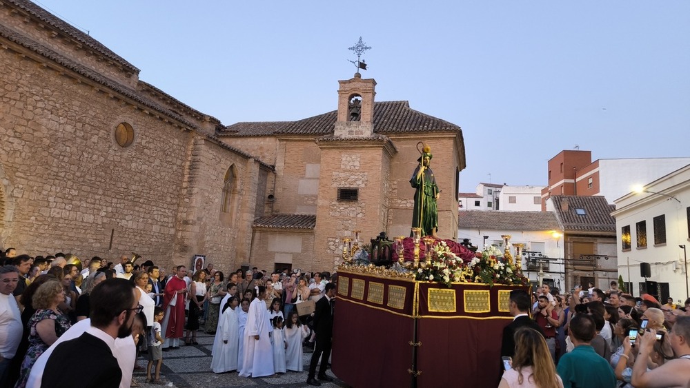 El bario de Santiago recibe al santo en sus calles