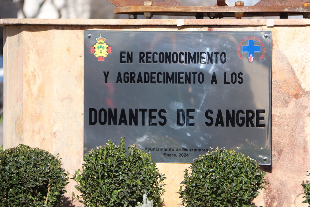 Manzanares homenajea a los donantes de sangre con un monumento