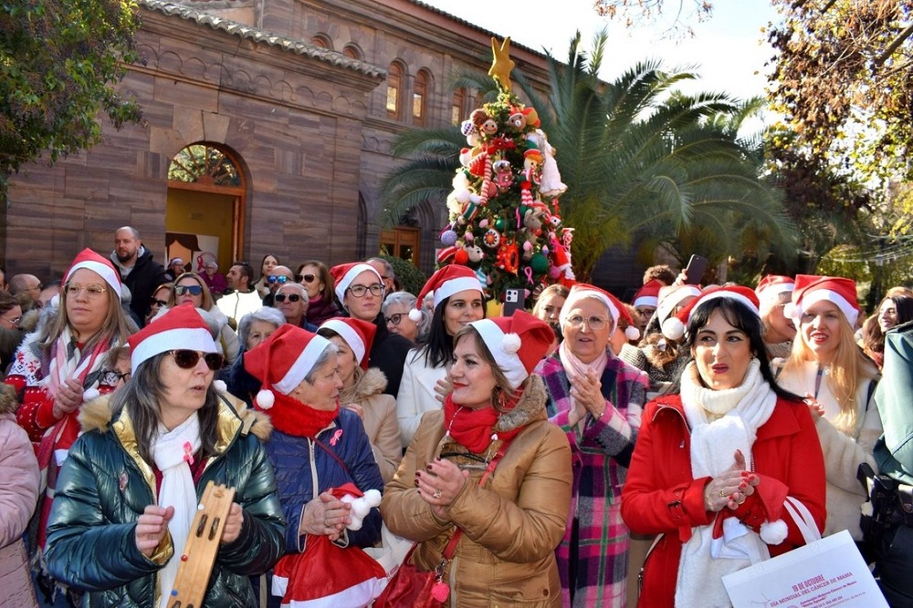 Santa Águeda canta a la Navidad con un árbol de ganchillo 