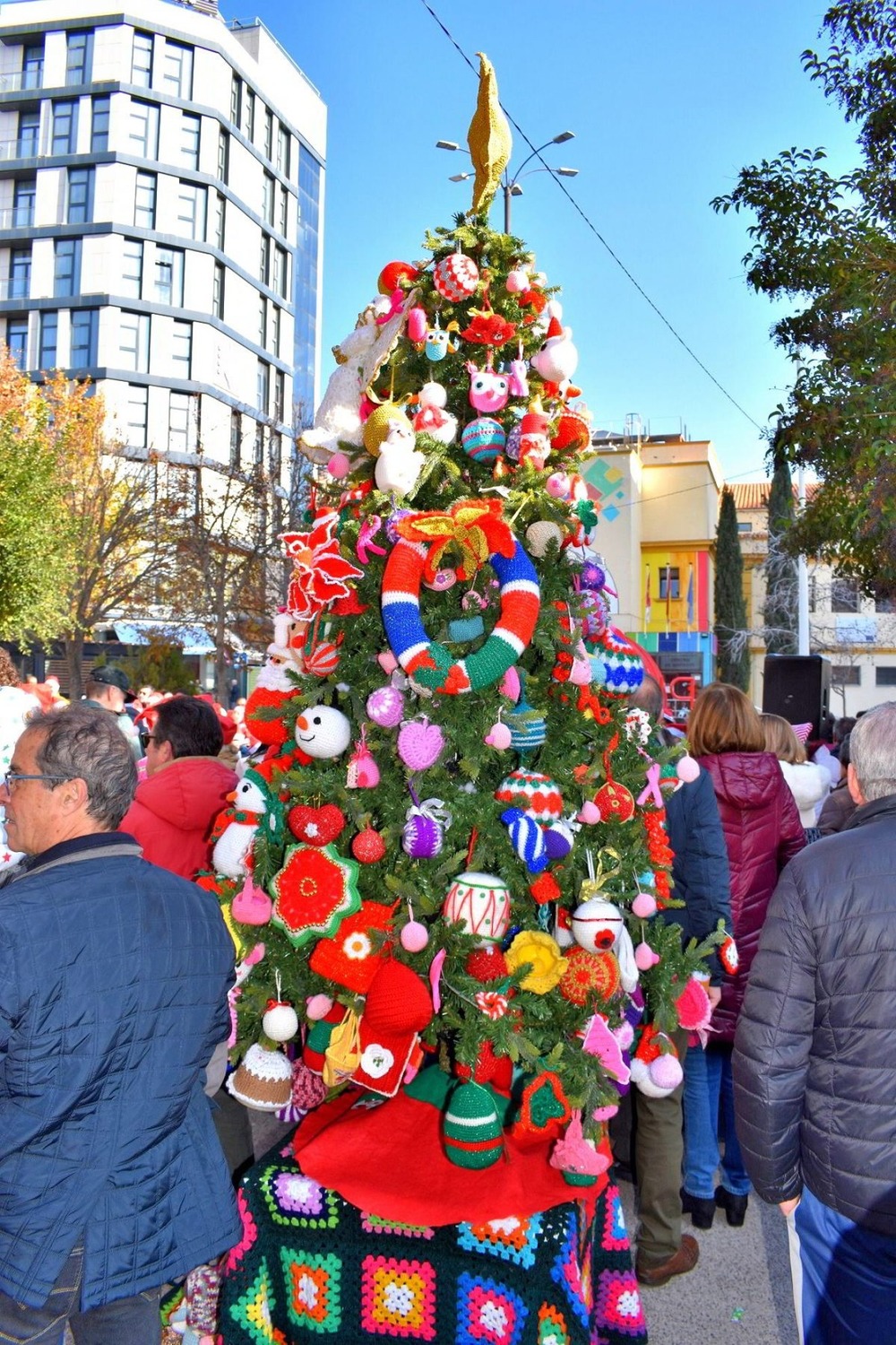 Santa Águeda canta a la Navidad con un árbol de ganchillo 