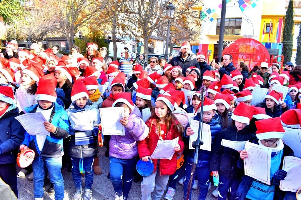 Santa Águeda canta a la Navidad con un árbol de ganchillo 