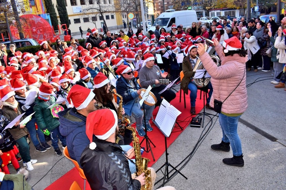 Santa Águeda canta a la Navidad con un árbol de ganchillo 