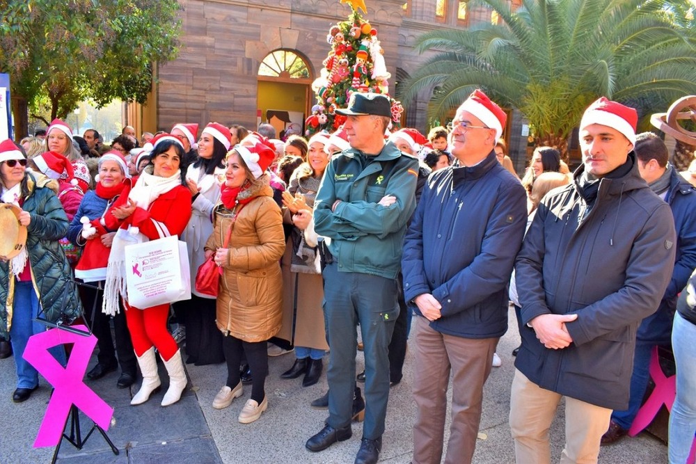 Santa Águeda canta a la Navidad con un árbol de ganchillo 