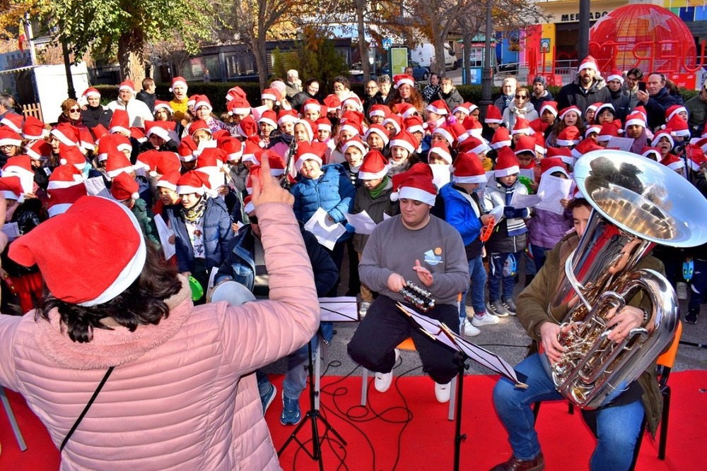 Santa Águeda canta a la Navidad con un árbol de ganchillo 