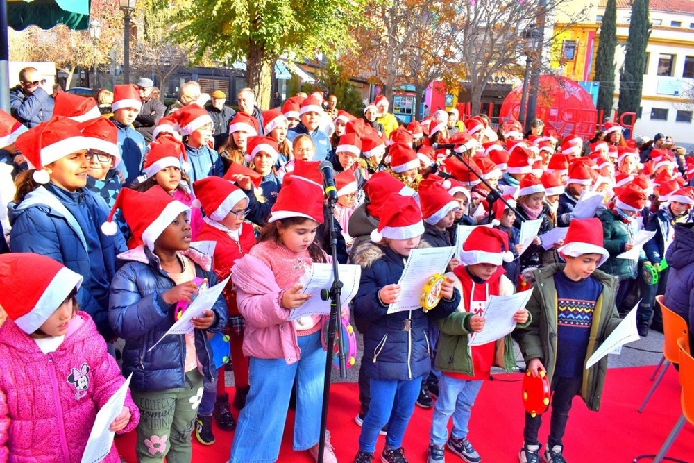 Santa Águeda canta a la Navidad con un árbol de ganchillo 