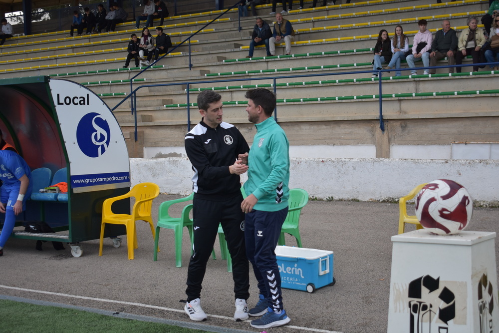 Los técnicos Morales (izquierda) y Algarra charlan antes del inicio del partido.