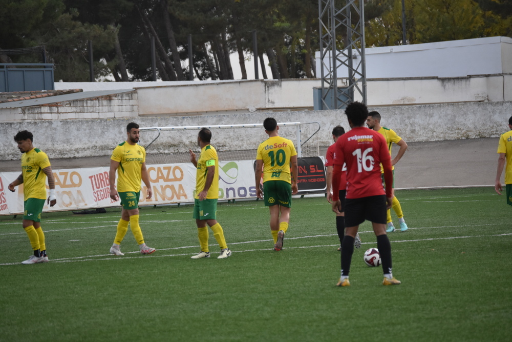 Kameni (16) se dispone a ejecutar la falta que supondría el segundo gol forastero.