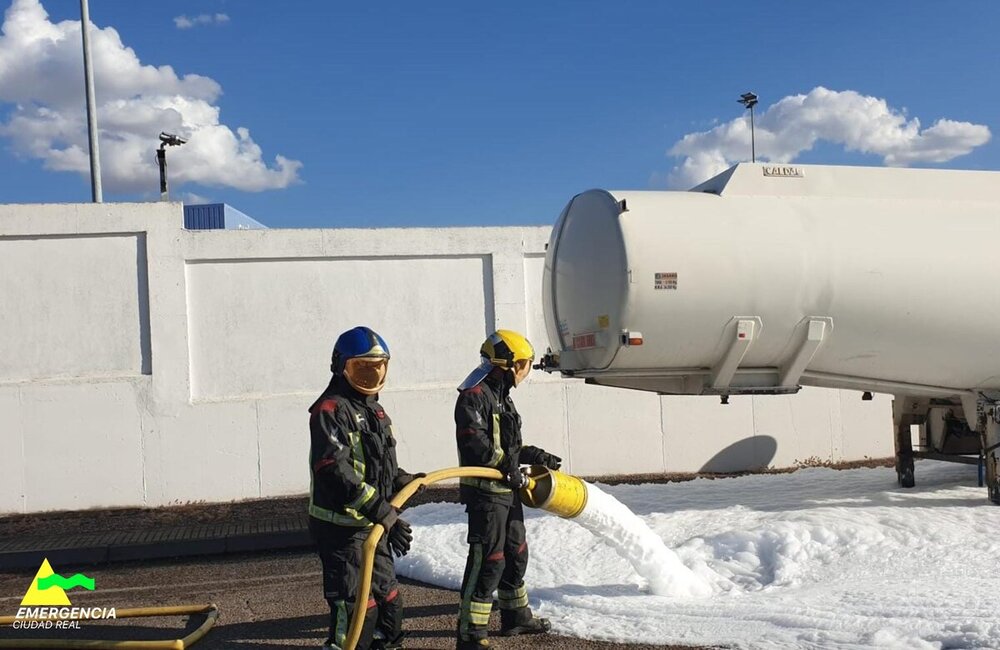 Los bomberos intervienen en el vuelco de dos camiones