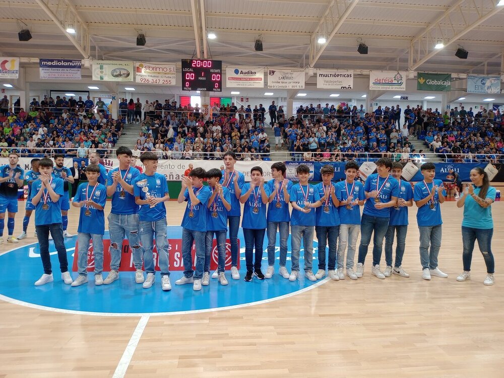 Antes del partido se homenajeó a los infantiles de Valdepeñas, campeones regionales y que disputarán el Campeonato de España de la categoría.