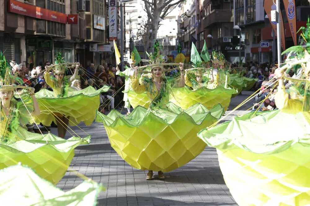 Arranca el Desfile del Domingo de Piñata con 42 grupos