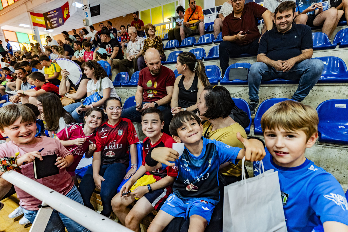 El FS Valdepeñas Felix Solís, se despide de la afición en un aacto con niños en el Pabellón de Valdepeñas de Futbol Sala  / RUEDA VILLAVERDE