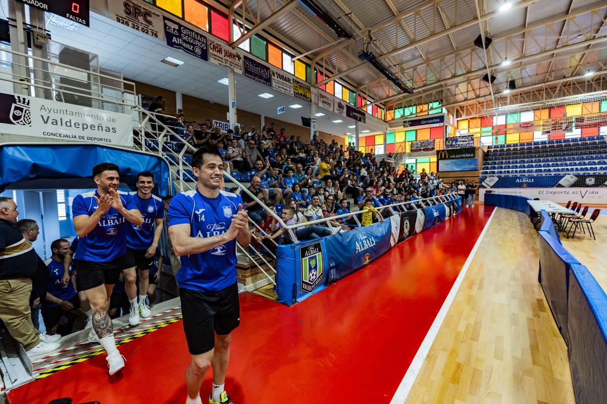 El FS Valdepeñas Felix Solís, se despide de la afición en un aacto con niños en el Pabellón de Valdepeñas de Futbol Sala  / RUEDA VILLAVERDE