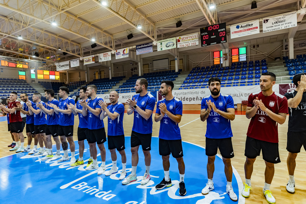 El FS Valdepeñas Felix Solís, se despide de la afición en un aacto con niños en el Pabellón de Valdepeñas de Futbol Sala  / RUEDA VILLAVERDE