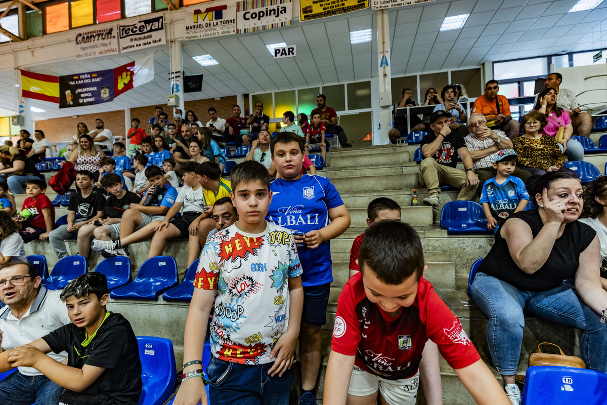 El FS Valdepeñas Felix Solís, se despide de la afición en un aacto con niños en el Pabellón de Valdepeñas de Futbol Sala  / RUEDA VILLAVERDE