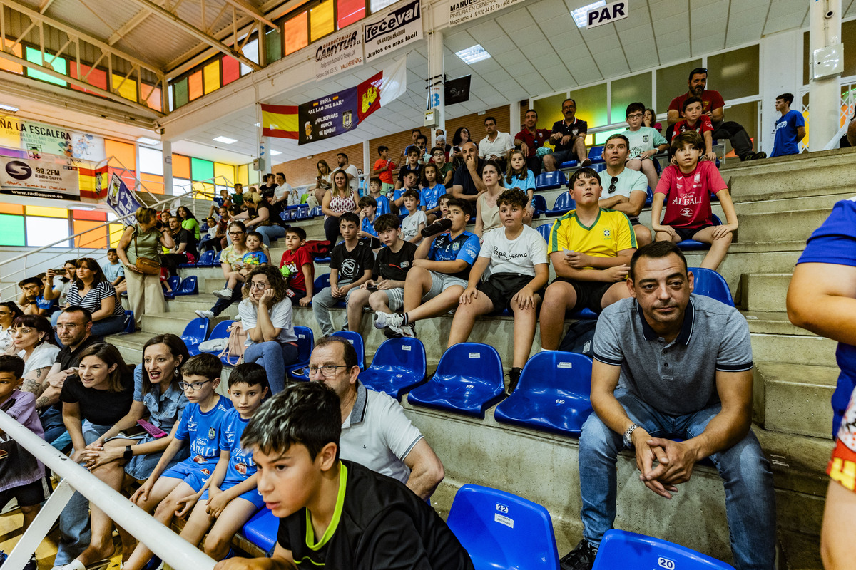 El FS Valdepeñas Felix Solís, se despide de la afición en un aacto con niños en el Pabellón de Valdepeñas de Futbol Sala  / RUEDA VILLAVERDE