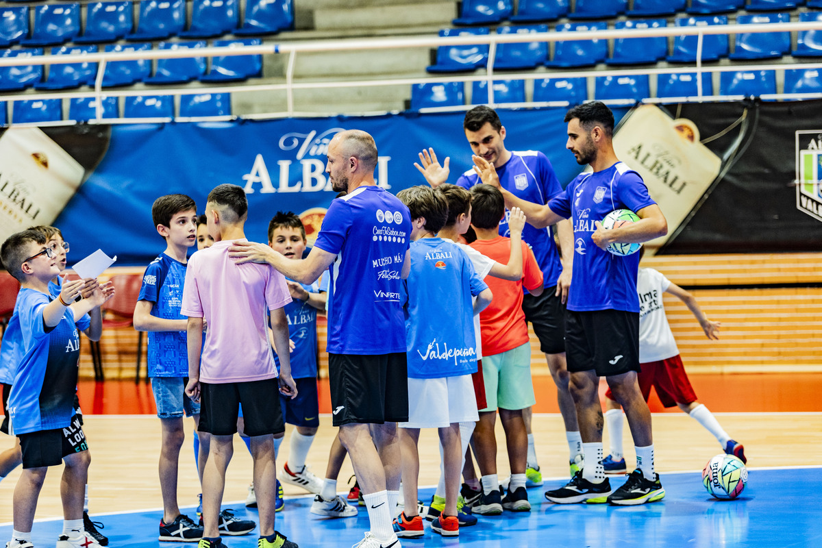 El FS Valdepeñas Felix Solís, se despide de la afición en un aacto con niños en el Pabellón de Valdepeñas de Futbol Sala  / RUEDA VILLAVERDE