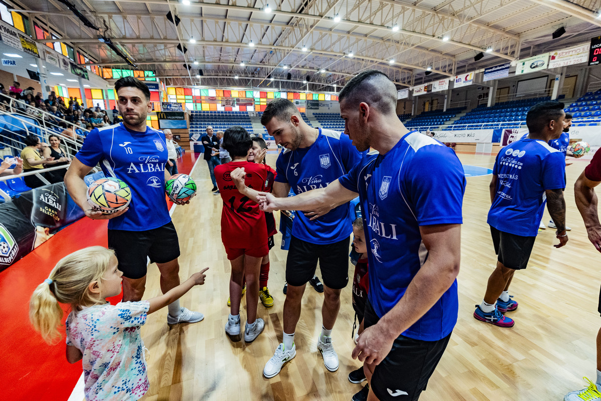 El FS Valdepeñas Felix Solís, se despide de la afición en un aacto con niños en el Pabellón de Valdepeñas de Futbol Sala  / RUEDA VILLAVERDE