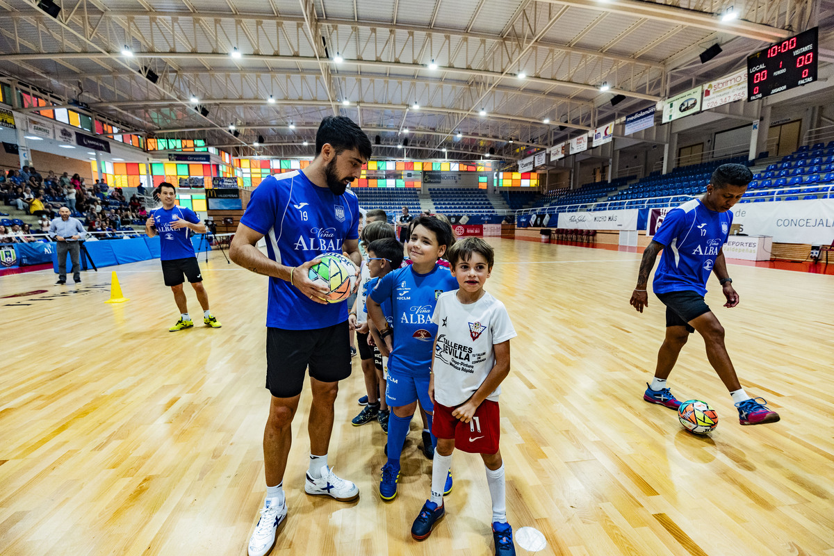 El FS Valdepeñas Felix Solís, se despide de la afición en un aacto con niños en el Pabellón de Valdepeñas de Futbol Sala  / RUEDA VILLAVERDE