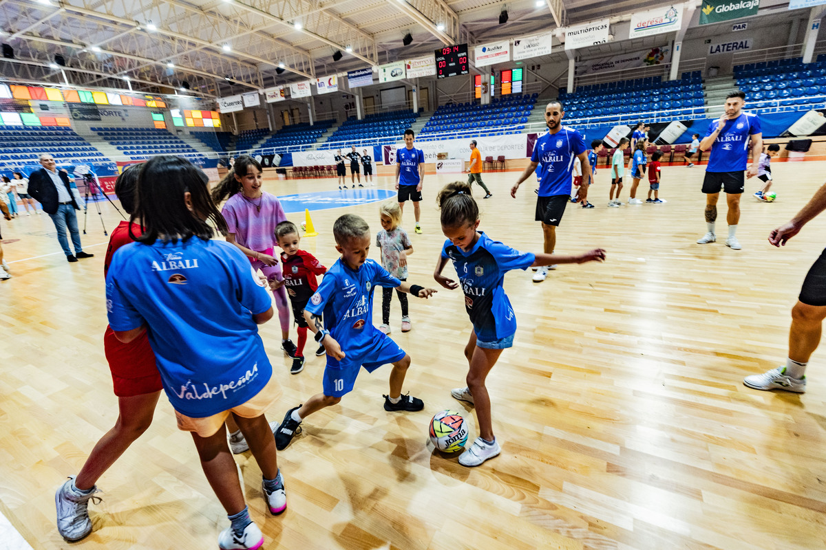 El FS Valdepeñas Felix Solís, se despide de la afición en un aacto con niños en el Pabellón de Valdepeñas de Futbol Sala  / RUEDA VILLAVERDE