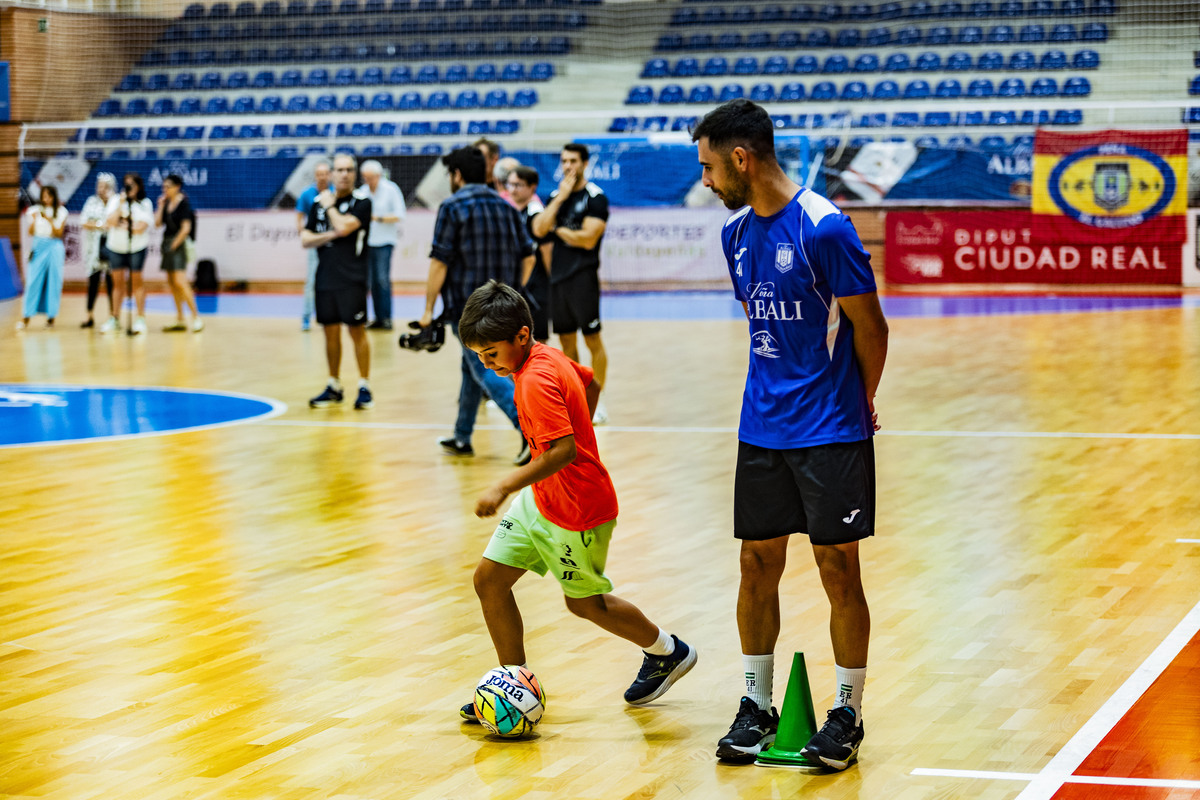 El FS Valdepeñas Felix Solís, se despide de la afición en un aacto con niños en el Pabellón de Valdepeñas de Futbol Sala  / RUEDA VILLAVERDE