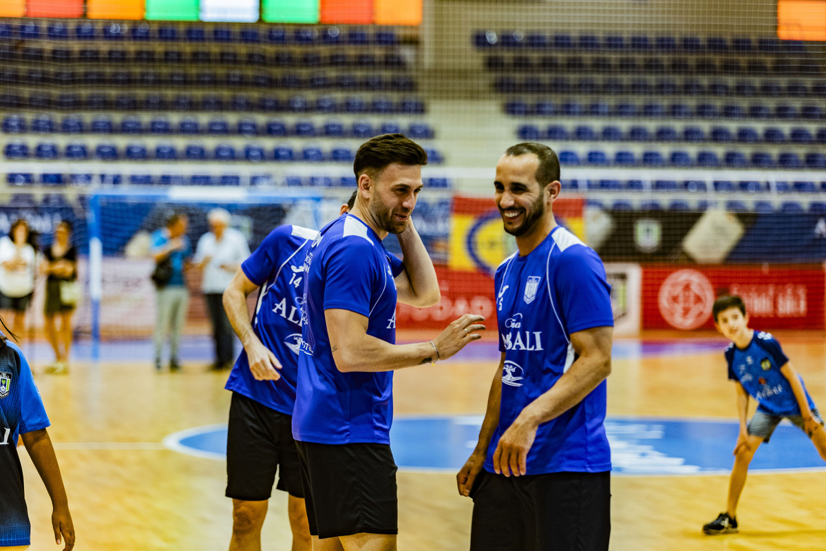 El FS Valdepeñas Felix Solís, se despide de la afición en un aacto con niños en el Pabellón de Valdepeñas de Futbol Sala  / RUEDA VILLAVERDE