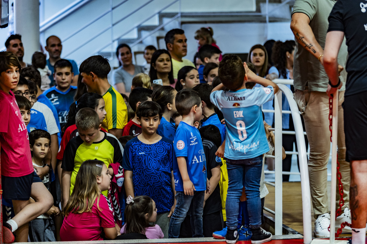 El FS Valdepeñas Felix Solís, se despide de la afición en un aacto con niños en el Pabellón de Valdepeñas de Futbol Sala  / RUEDA VILLAVERDE