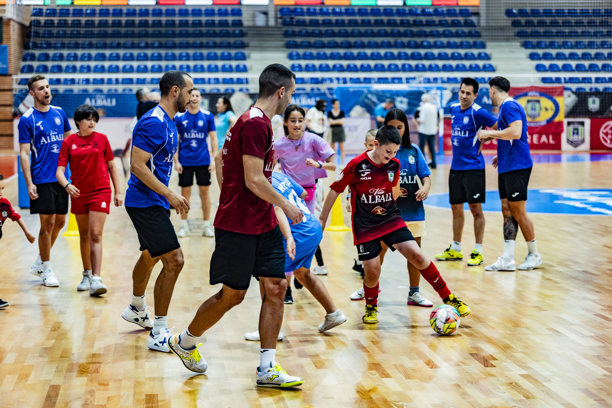 El FS Valdepeñas Felix Solís, se despide de la afición en un aacto con niños en el Pabellón de Valdepeñas de Futbol Sala  / RUEDA VILLAVERDE