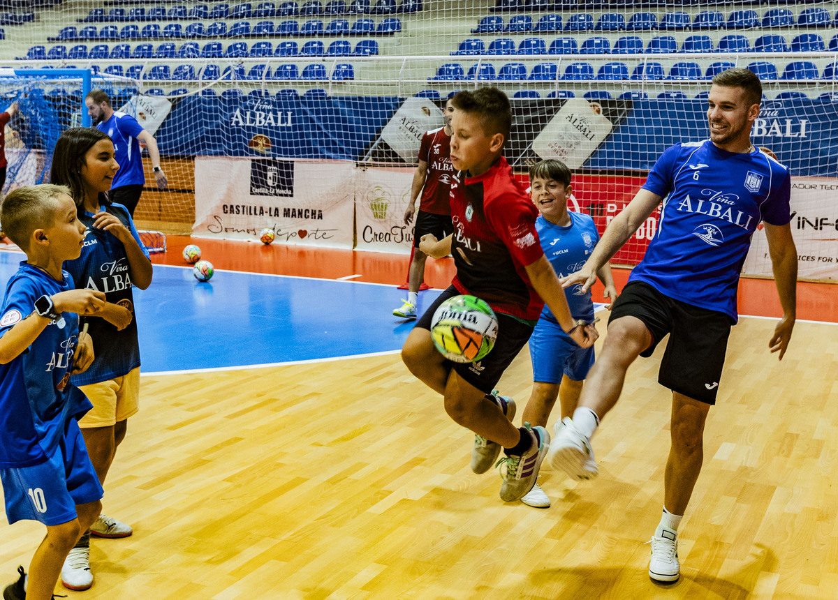 El FS Valdepeñas Felix Solís, se despide de la afición en un aacto con niños en el Pabellón de Valdepeñas de Futbol Sala