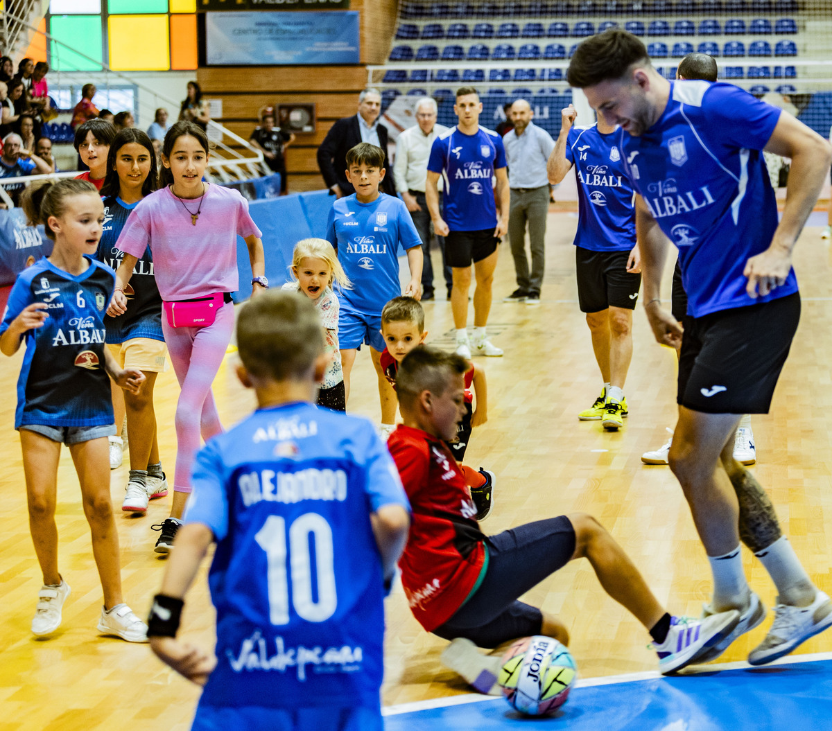 El FS Valdepeñas Felix Solís, se despide de la afición en un aacto con niños en el Pabellón de Valdepeñas de Futbol Sala  / RUEDA VILLAVERDE