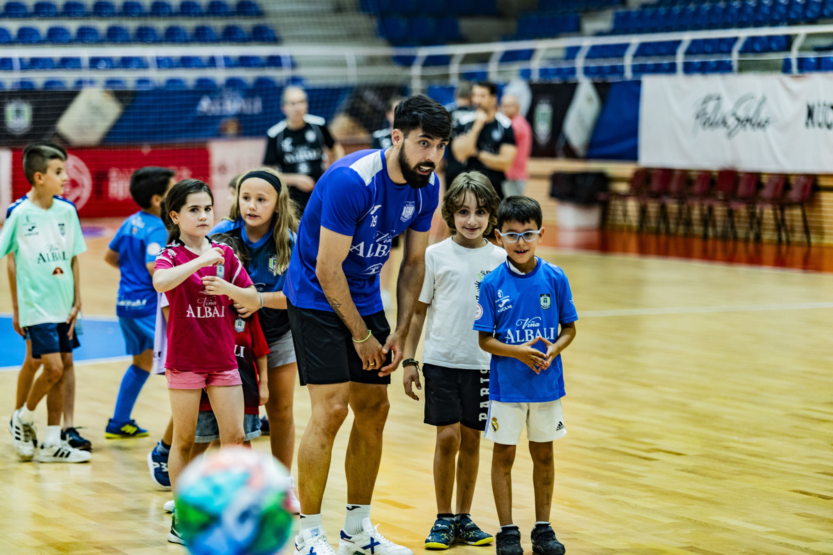 El FS Valdepeñas Felix Solís, se despide de la afición en un aacto con niños en el Pabellón de Valdepeñas de Futbol Sala  / RUEDA VILLAVERDE