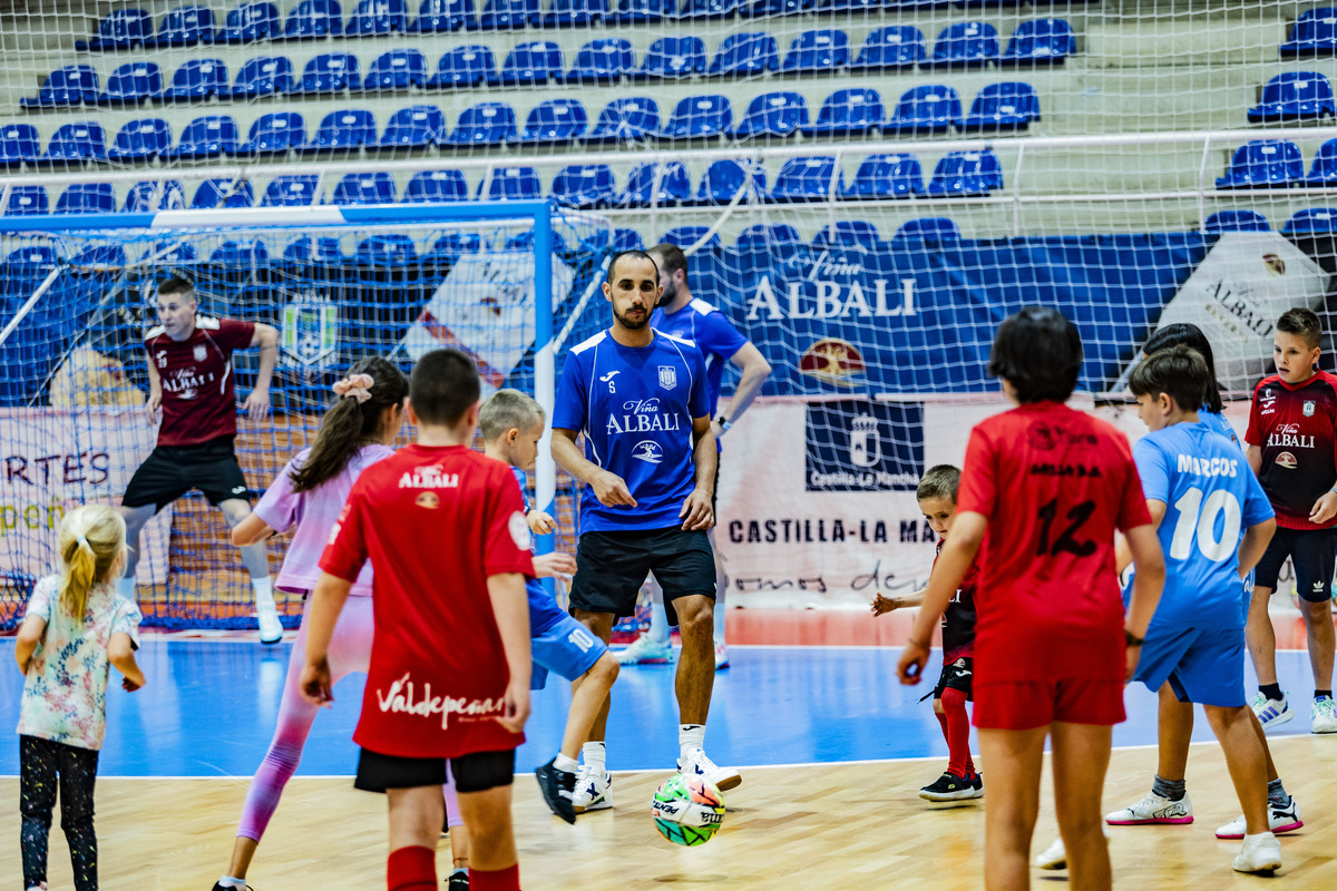 El FS Valdepeñas Felix Solís, se despide de la afición en un aacto con niños en el Pabellón de Valdepeñas de Futbol Sala  / RUEDA VILLAVERDE