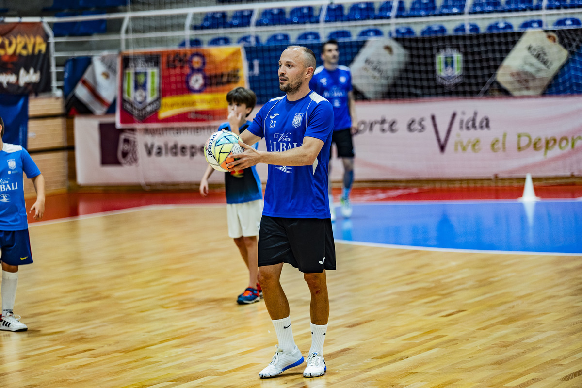 El FS Valdepeñas Felix Solís, se despide de la afición en un aacto con niños en el Pabellón de Valdepeñas de Futbol Sala  / RUEDA VILLAVERDE