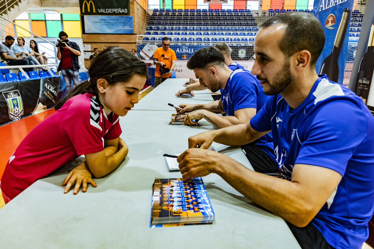 El FS Valdepeñas Felix Solís, se despide de la afición en un aacto con niños en el Pabellón de Valdepeñas de Futbol Sala  / RUEDA VILLAVERDE