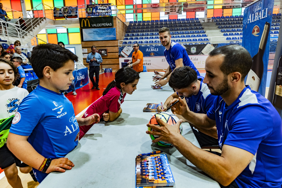 El FS Valdepeñas Felix Solís, se despide de la afición en un aacto con niños en el Pabellón de Valdepeñas de Futbol Sala  / RUEDA VILLAVERDE