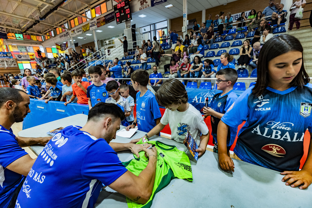 El FS Valdepeñas Felix Solís, se despide de la afición en un aacto con niños en el Pabellón de Valdepeñas de Futbol Sala  / RUEDA VILLAVERDE