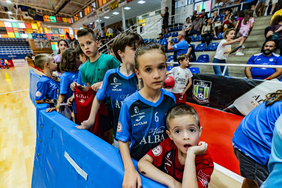 El FS Valdepeñas Felix Solís, se despide de la afición en un aacto con niños en el Pabellón de Valdepeñas de Futbol Sala  / RUEDA VILLAVERDE