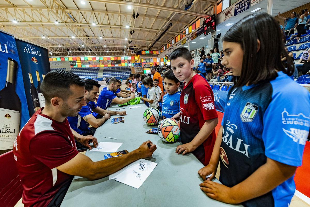 El FS Valdepeñas Felix Solís, se despide de la afición en un aacto con niños en el Pabellón de Valdepeñas de Futbol Sala  / RUEDA VILLAVERDE