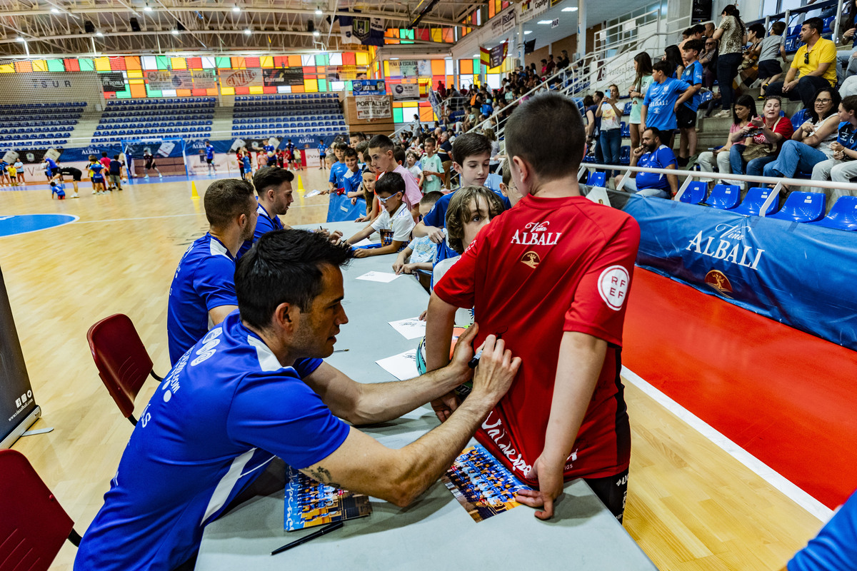 El FS Valdepeñas Felix Solís, se despide de la afición en un aacto con niños en el Pabellón de Valdepeñas de Futbol Sala  / RUEDA VILLAVERDE