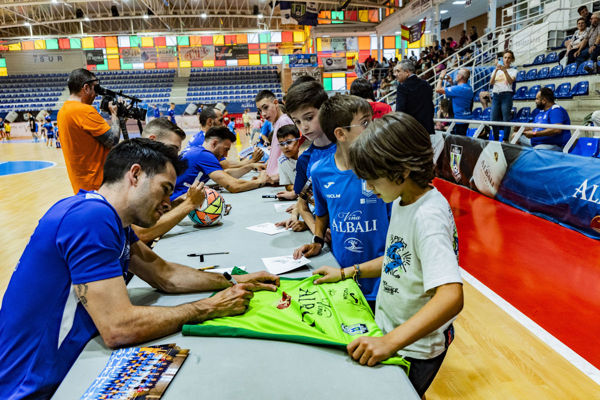 El FS Valdepeñas Felix Solís, se despide de la afición en un aacto con niños en el Pabellón de Valdepeñas de Futbol Sala  / RUEDA VILLAVERDE