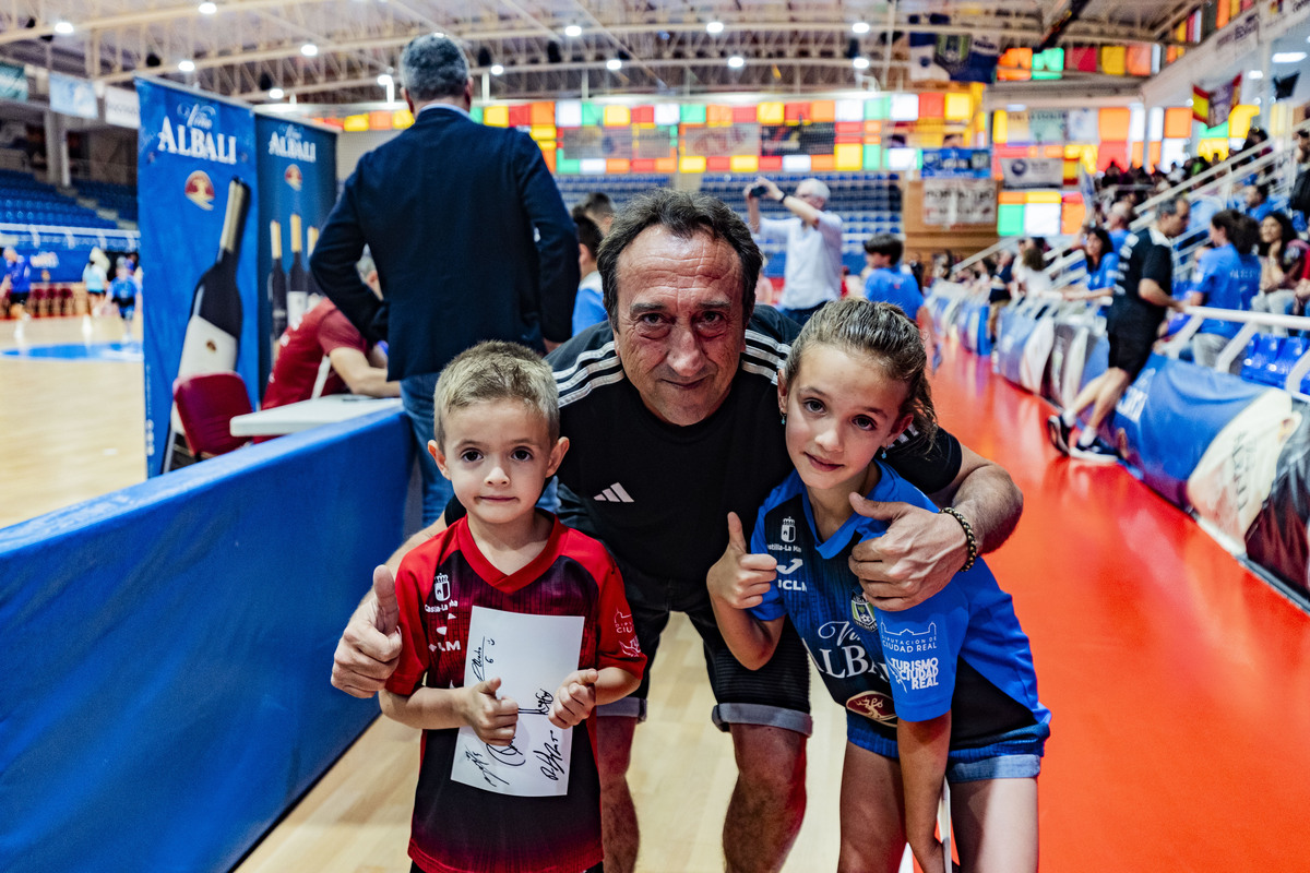 El FS Valdepeñas Felix Solís, se despide de la afición en un aacto con niños en el Pabellón de Valdepeñas de Futbol Sala  / RUEDA VILLAVERDE