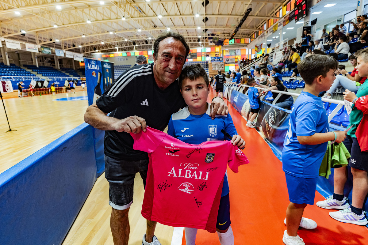 El FS Valdepeñas Felix Solís, se despide de la afición en un aacto con niños en el Pabellón de Valdepeñas de Futbol Sala  / RUEDA VILLAVERDE