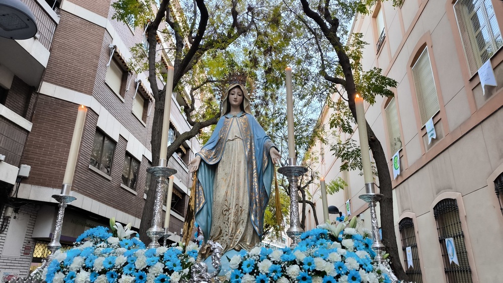 La Virgen Milagrosa procesiona por primera vez