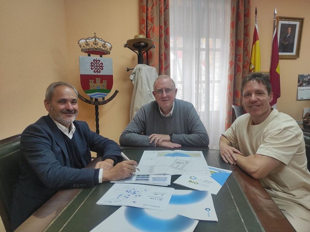 El alcalde de Carrión, en el centro, con responsables de la empresa. 